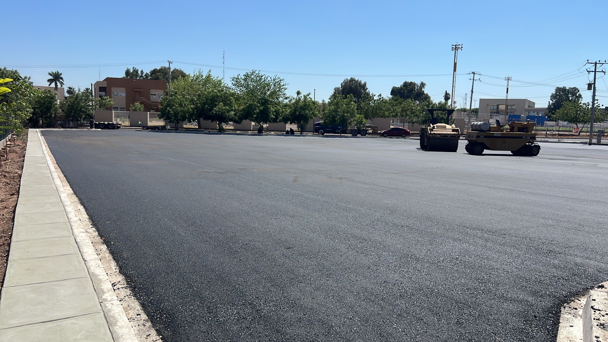 Pavimentación asfáltica con equipo completo